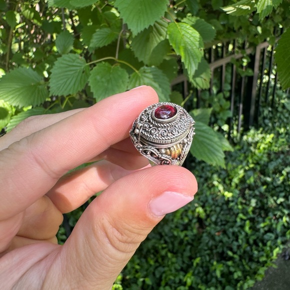 925 Sterling Silver and yellow gold vintage “poisoner’s ring” with garnet - Picture 14 of 16